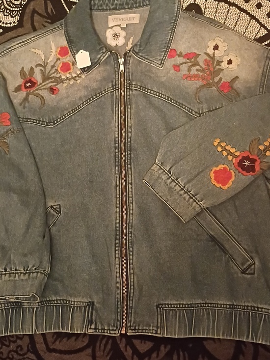 Veveret Jackets & Blazers - Vintage Veveret Embroidered Jean Jacket